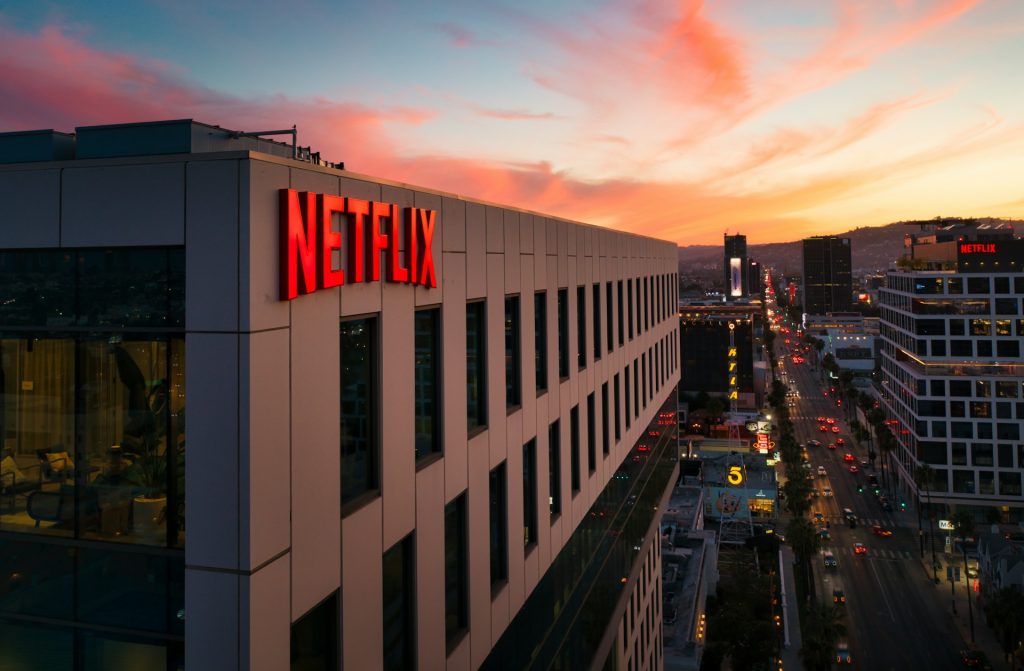 A Estratégia de Verão da Netflix: Do Hype dos Animes ao Peso do Suspense Europeu